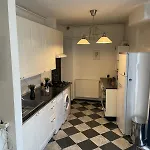 Cozy 1 Bdrm In Center Lägenhet